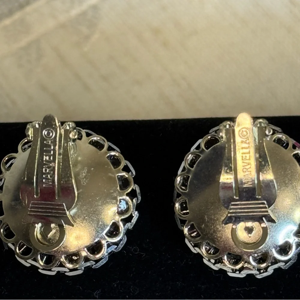 Vintage Marvella Round Silvertone Chain-link Textured Dome‎ Clip On Earrings 1